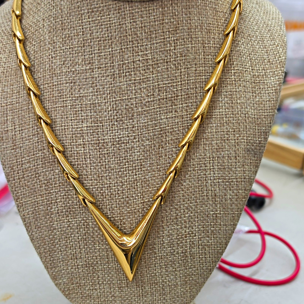 Monet Gold Tone Vintage V Pendant Necklace Herringbone Chain Metal No Stone